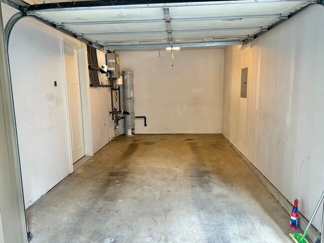 Building Photo - Beautiful 3 bed/2.5 bath townhome in North...