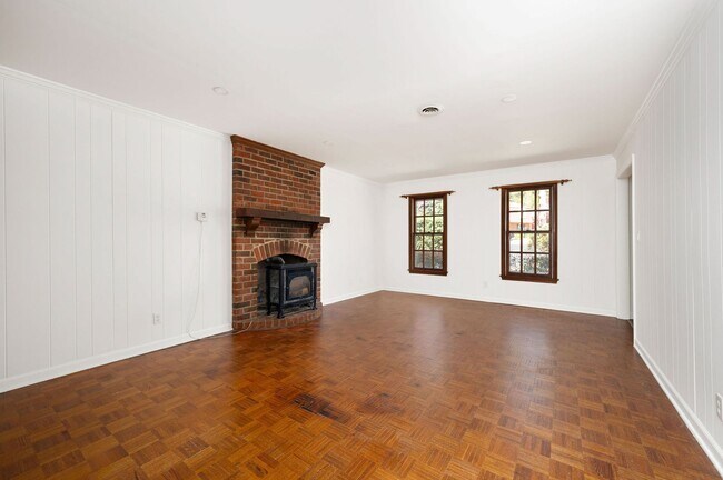 Building Photo - Spacious Canterbury Hills Home