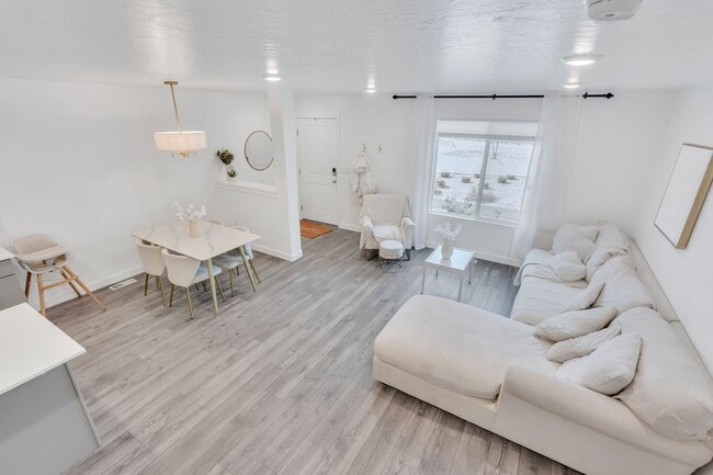 Building Photo - Lar-38 N Heading Row Saratoga Springs, UT 84043