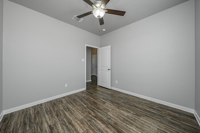 Building Photo - 536 Fallbrook Dr