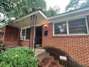 Building Photo - PRE-LEASING FOR AUGUST 2026! WALK TO CAMPUS!