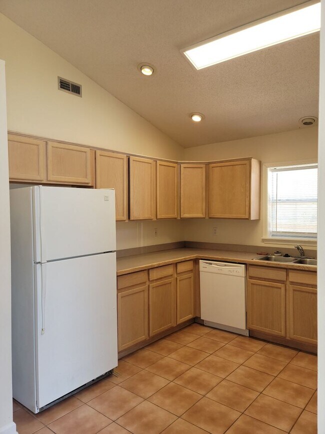 Building Photo - Beachside Living in Surfside – 3BR/2BA Cor...