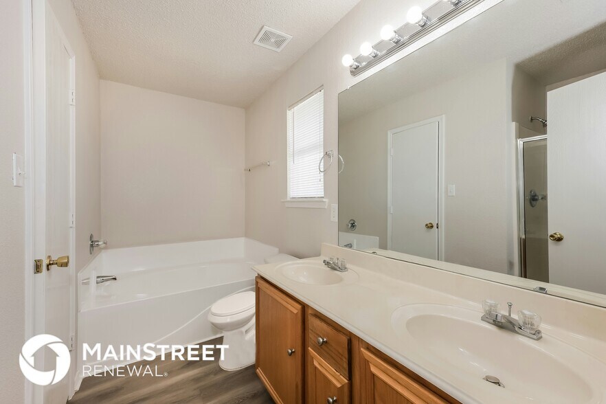 Building Photo - 10836 Deauville Cir N