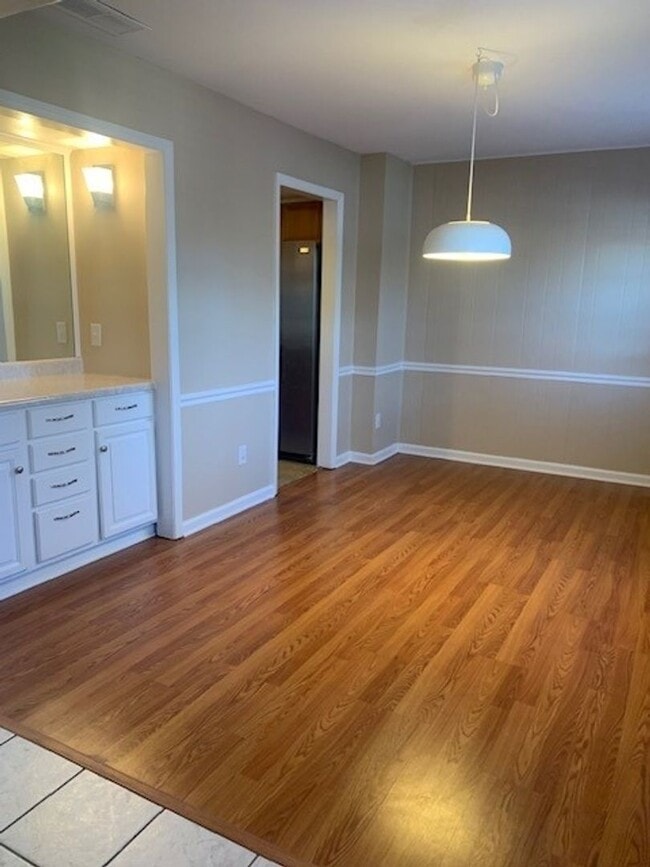 Building Photo - Large 3 Bedroom 2.5 Bath Townhome in Prime Location