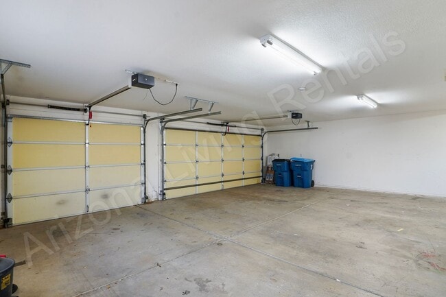 Building Photo - CUL-DE-SAC POOL HOME!