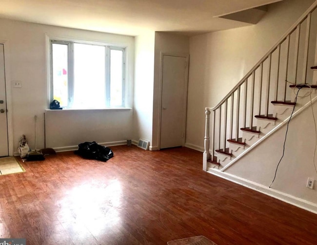 Building Photo - 3B1B Row House Northeast Philly available July 1st