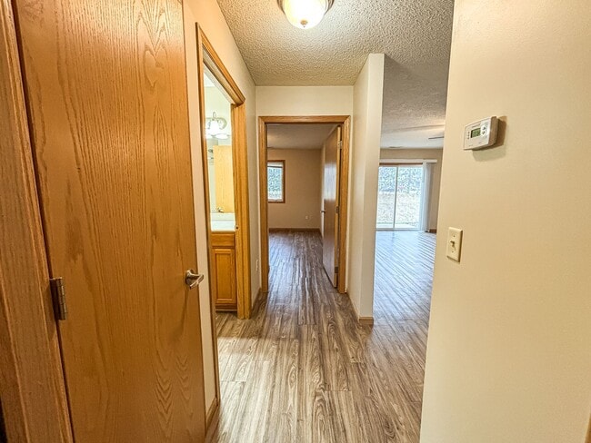 Building Photo - 2 Bedroom Town Home