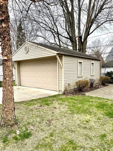 Garage - 1915 Hyland St