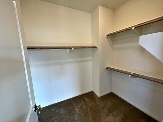 Building Photo - Gorgeous 3 bedroom home In the heart of Ir...
