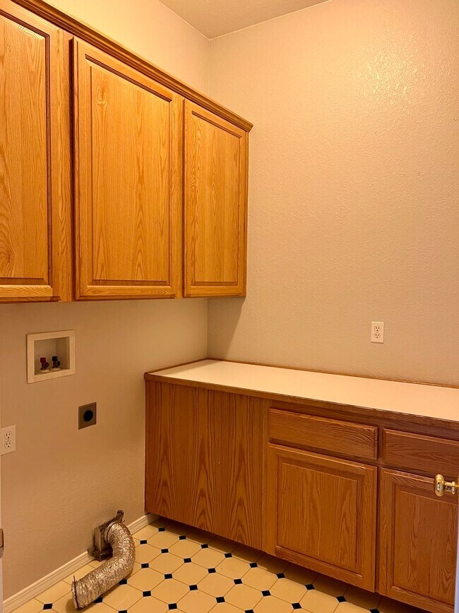 Building Photo - Spacious, Well-Appointed home in a Highly Desirable Location!