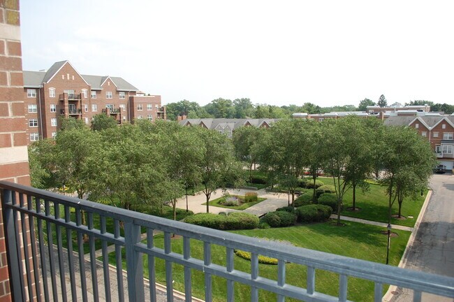 Building Photo - 440 W Mahogany Ct