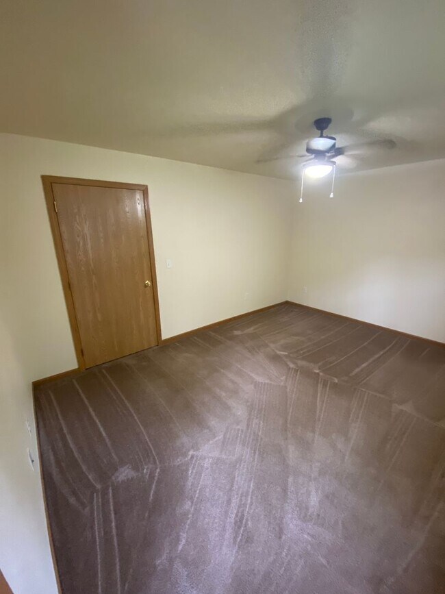 Building Photo - Beautiful 2 bedroom 1 bathroom duplex close to FLW!!