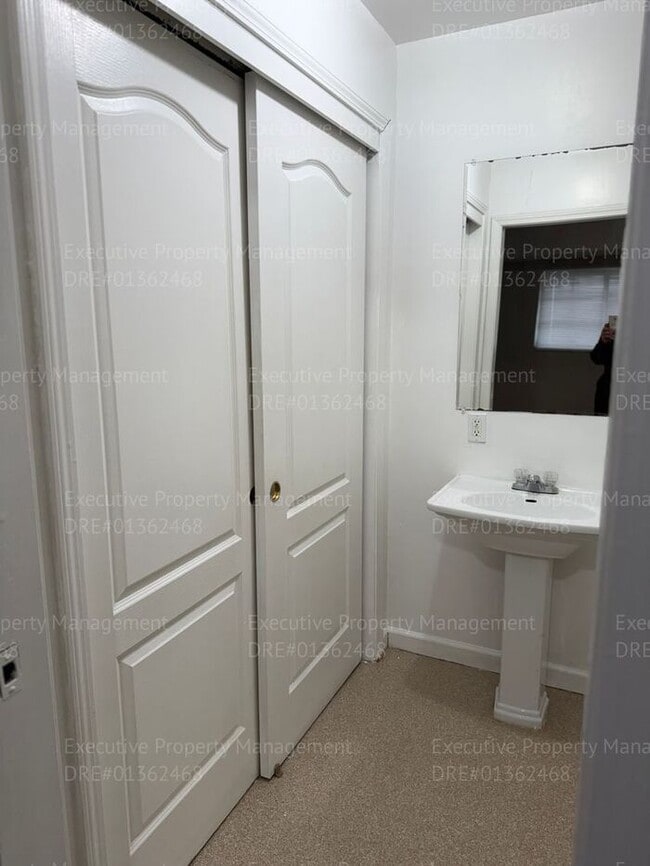 Building Photo - Spacious 3 bedroom, 2.5 bathroom townhome....