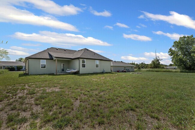 Building Photo - Grand in Granbury!