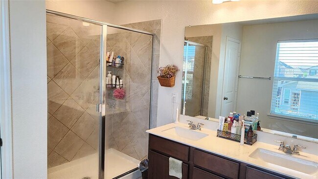 Building Photo - 402 Parrot Tulip View