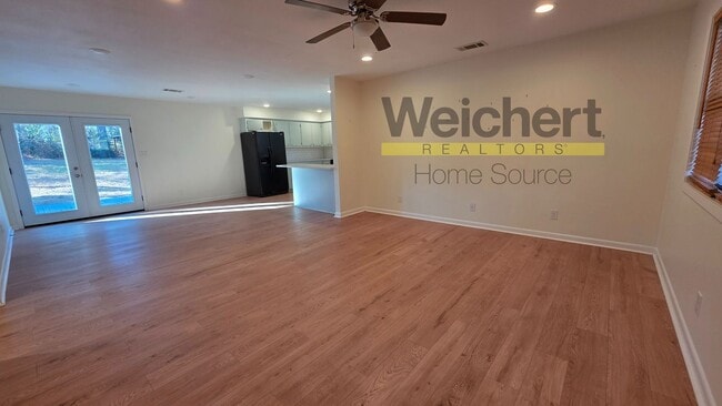 Building Photo - 3 bed, 2 bath in Center Hill