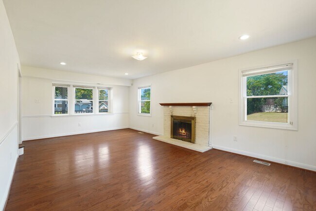 Building Photo - A 4 BEDROOM 2.5 BATH DREAM COME TRUE IN POINTER RIDGE AT COLLINGTON!