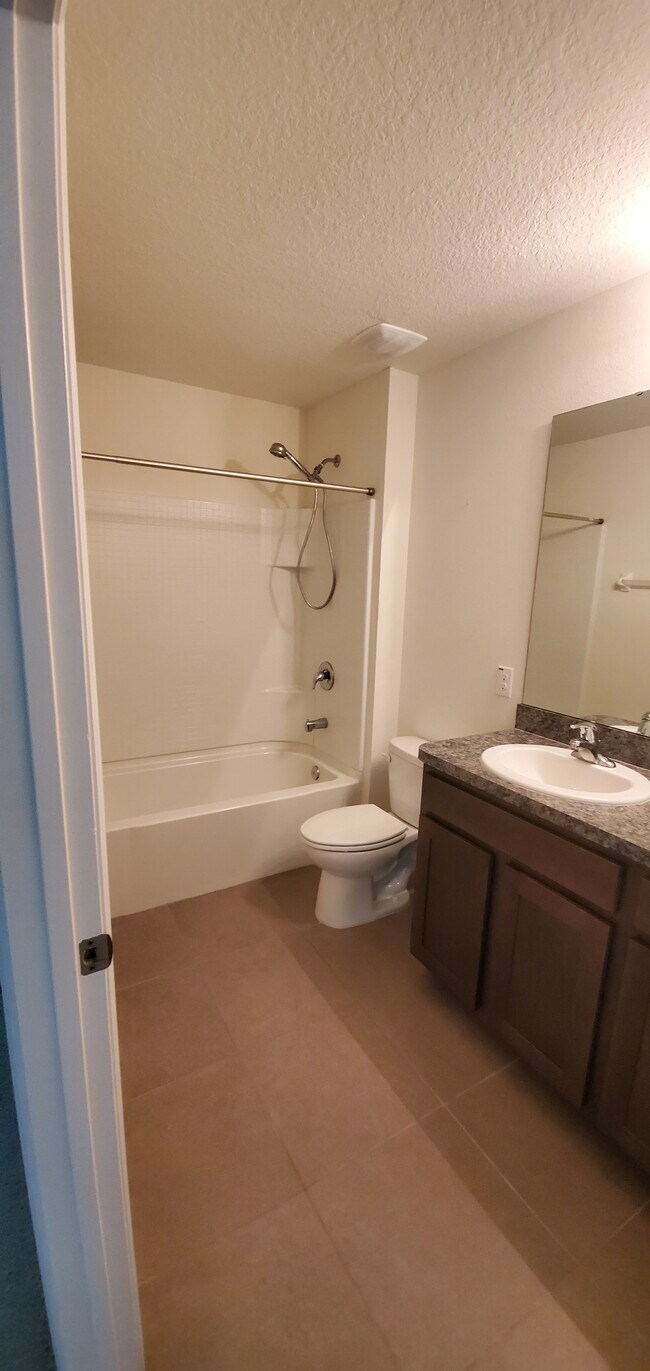 2nd Floor Full Bath - 7583 Tuscan Bay Cir