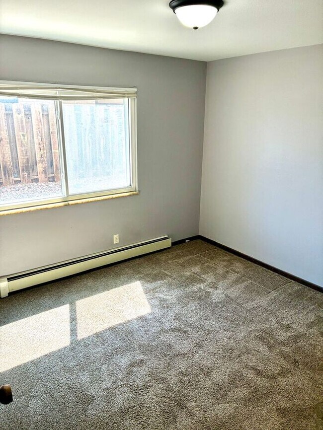 Building Photo - Great Two Bedroom, One Bath Apartments for Rent in East Loveland!  2 Weeks Free, Flexible lease t...