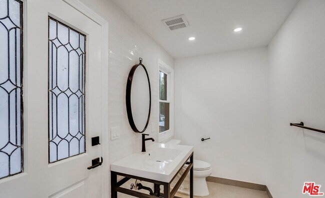 Building Photo - 15851 Mulholland Pl