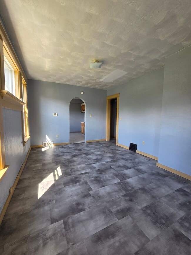 Building Photo - Upper 2 bedroom unit east side