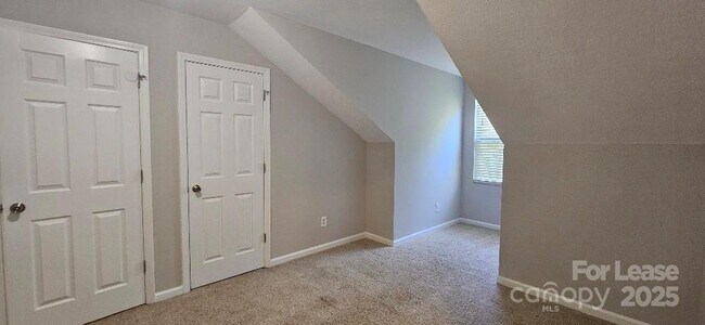 Building Photo - 2715 Meadow Knoll Dr