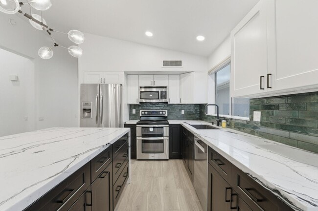 Building Photo - Modern & Spacious 3 Bed 2 Bath Home in Nor...