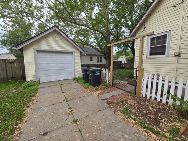 Building Photo - 3 Bedroom with garage and basement