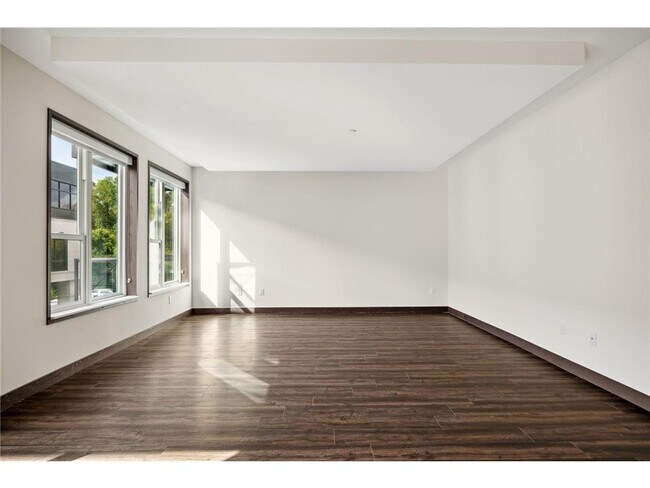 Building Photo - 253 Lake St E