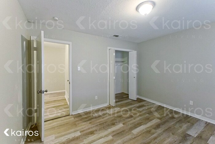 Building Photo - 914 W Pleasant Run Rd