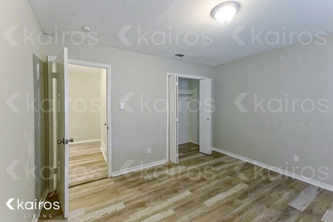 Building Photo - 914 W Pleasant Run Rd