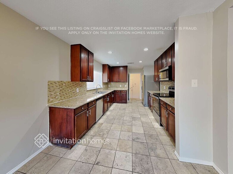 Building Photo - 1919 Carriage Club Dr