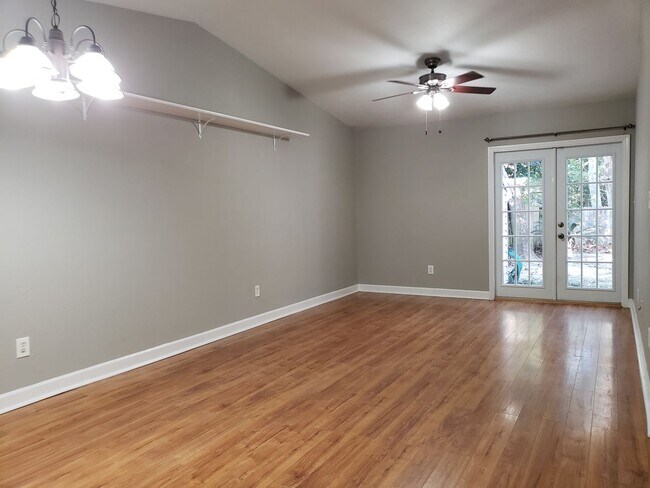 Building Photo - Beautifully updated townhome with stainless steel appliances and wood floors!