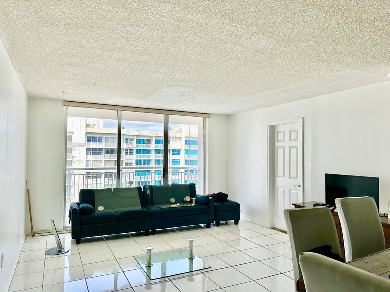 LIVING ROOM - SPLIT FLOOR-PLAN - 18041 Biscayne Blvd