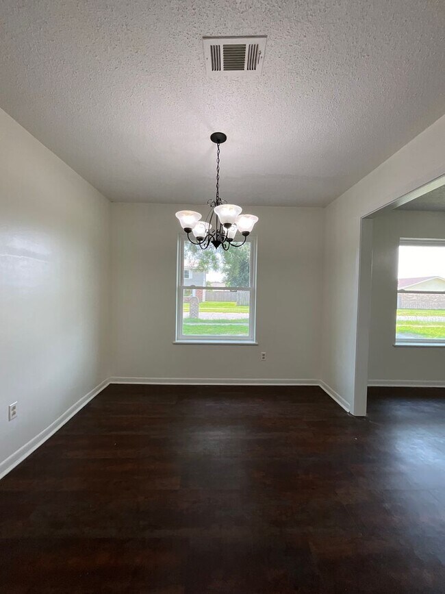 Building Photo - 1018 Meadow Brook Street