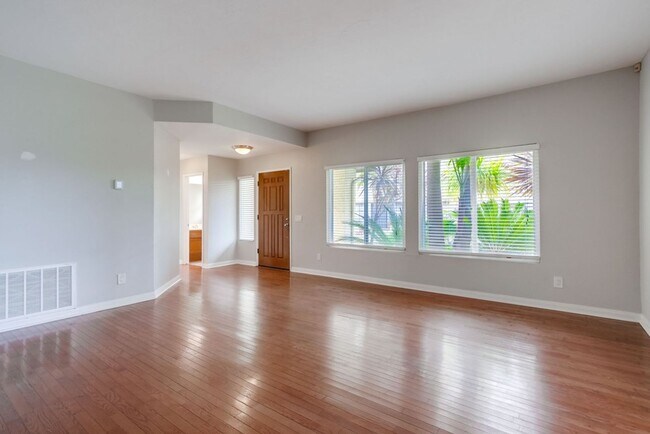 Building Photo - **Available Now*** Encinitas,  4 bedroom, 2.5 bathroom with 2 car garage***