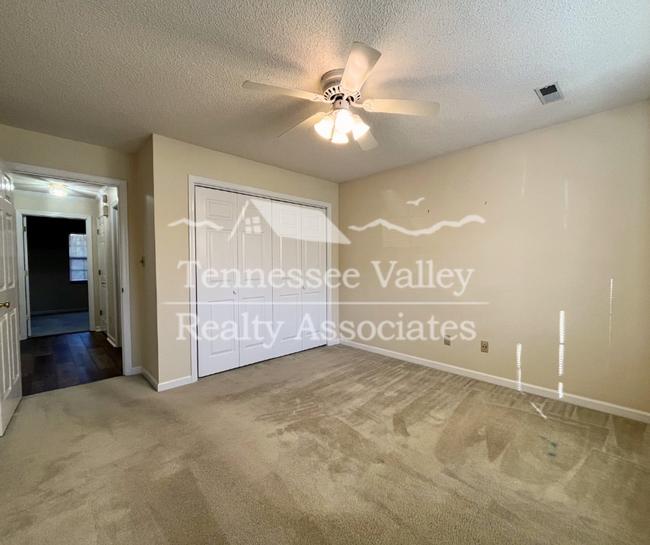 Building Photo - MOVE IN READY! Gorgeous 3 BED/2 BATH w/GAR...