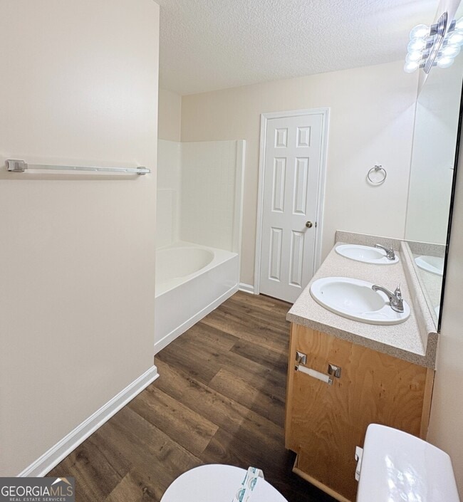 Building Photo - 102 Lake Victoria Dr