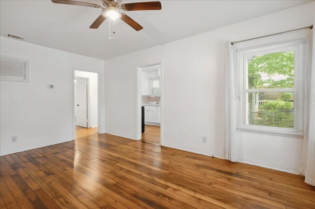Building Photo - Cozy Duplex Unit with Fully Fenced Back Yard