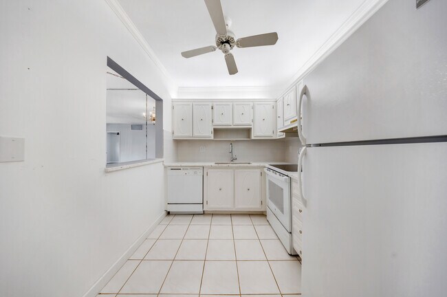 Building Photo - 257 S Cypress Rd