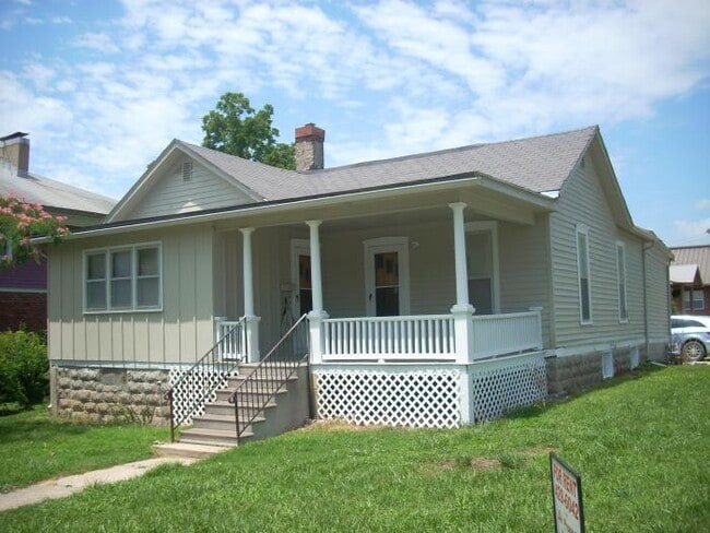 Primary Photo - Cute Older Home