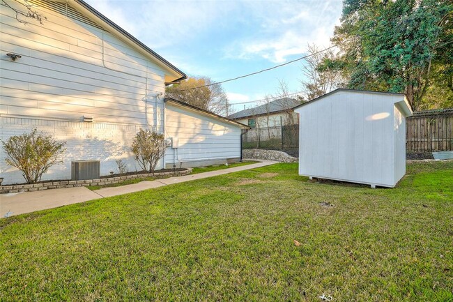 Building Photo - 3409 Lakeside Dr