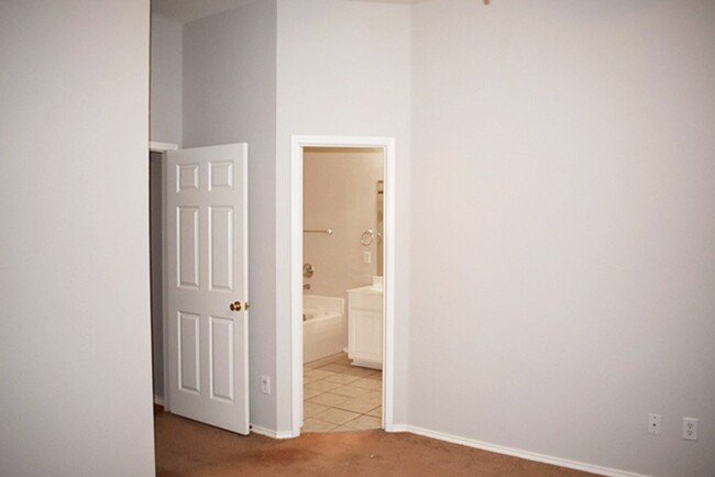 Building Photo - 11901 Gold Creek Dr E
