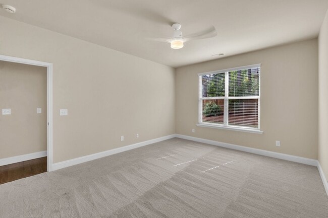 Building Photo - 4 Bedroom Home with 2 Car Garage & Fenced ...