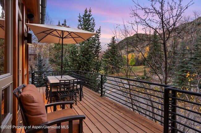 Building Photo - 315 S 1st St