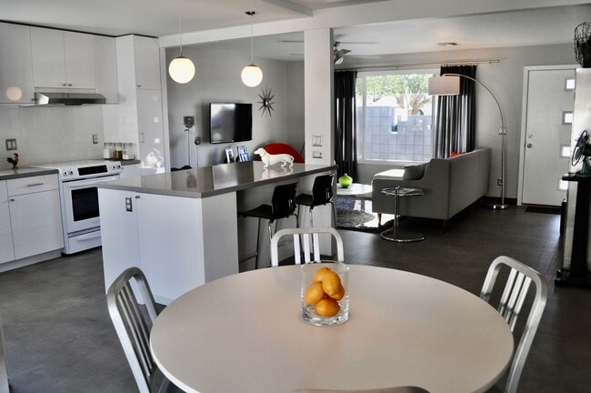 Building Photo - Scottsdale 2 bed 2 Bath Home - With a Pool!!!