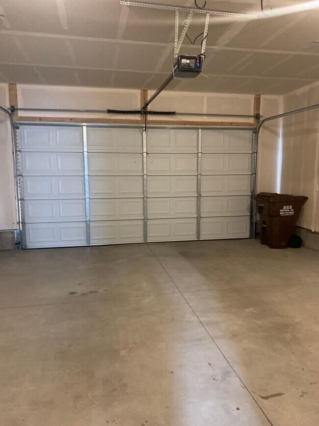 Building Photo - Move In & Get 2 Weeks Free! 3 Bed 2.5 Bath Townhome in West Haven