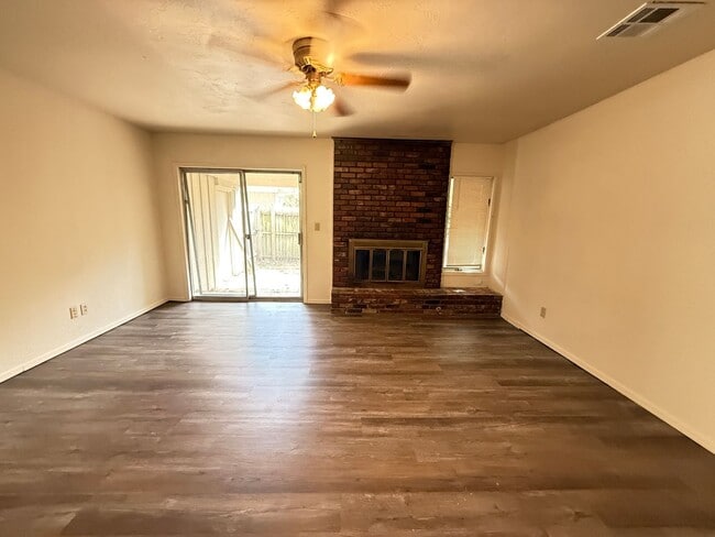 Building Photo - Three bedroom duplex with vinyl flooring. ...