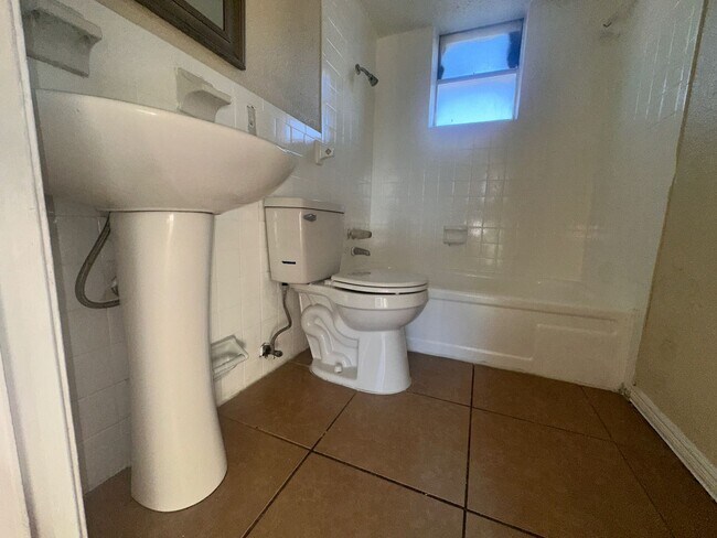 Building Photo - Affordable and Cozy Studio