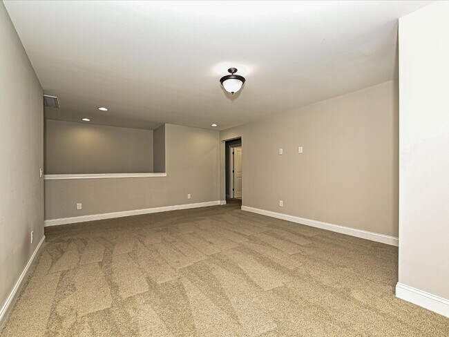 Building Photo - 724 Garrett Green Way